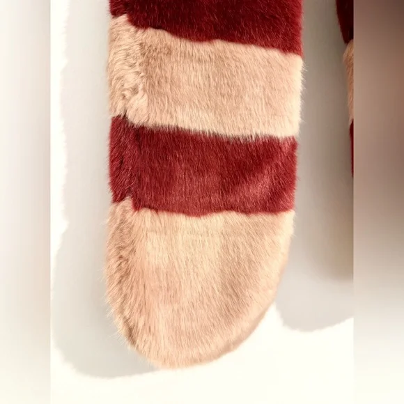 MOVING SALE | New Women’s Urban Outfitters Pink Faux Fur Scarf/Wrap, One Size - Picture 2 of 4